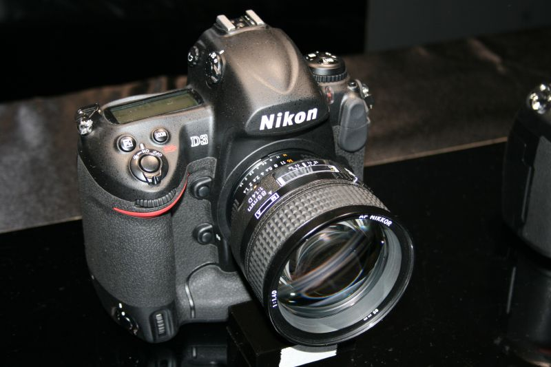 Illustration for article titled Hands On D3 and D300 Impressions: Beefy and Beautiful